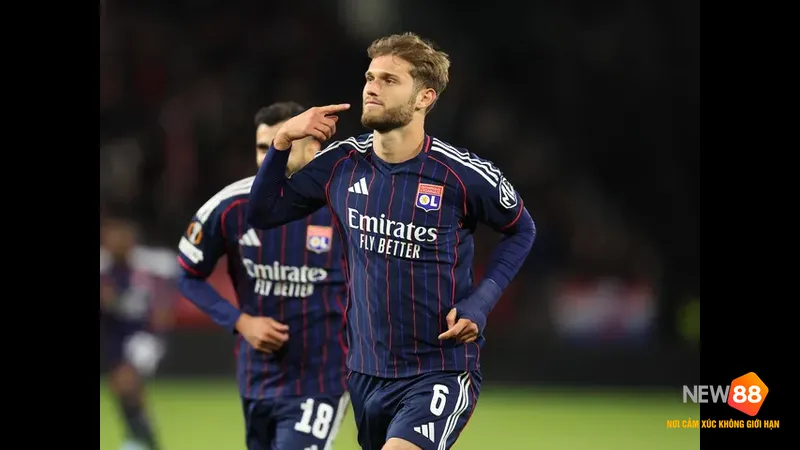 Hậu vệ Lyon cố gắng ngăn chặn cầu thủ Salzburg tiến lên phía trước trên sân cỏ