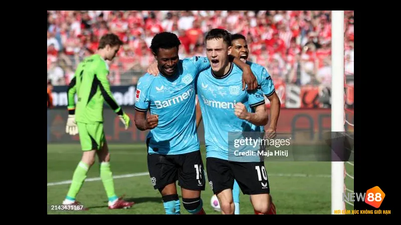 Cầu thủ Bayer Leverkusen băng qua hàng phòng ngự của Union Berlin